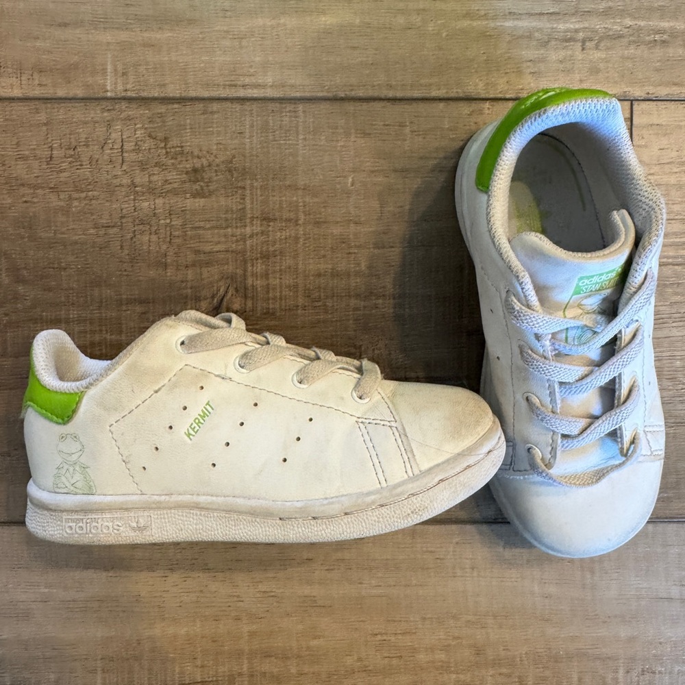 Toddler boys 9c adidas Stan Smith shoes.